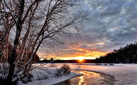 Download Wallpaper Sunset Over The Winter Landscape 1440x900