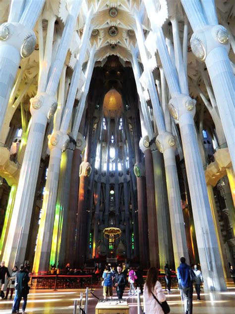 Sagrada familia ist das größte werk des berühmten katalanischen architekten antoni gaudí. Spirituelle Lichtreflexionen in der Kirche von Gaudi der ...
