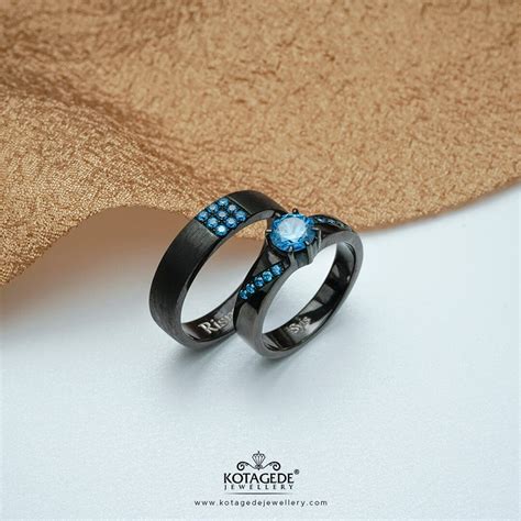 Nikmati pengiriman gratis ke seluruh dunia! Cincin Kawin Tunangan Platidium Couple Hitam PTd0325PTd
