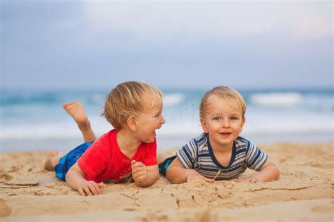 Twee Jonge Jongens Die Pret Op Een Strand Hebben Het Gelukkige