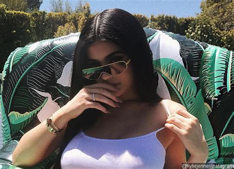 snapchat loses 1 3 billion after kylie jenner says she no longer uses it