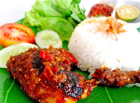 Masukan air lalu ungkep minimal 30 menit hingga air menyusut. Resep Ayam Bakar Sederhana Ala Rumahan Enak dan Lezat