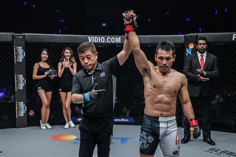 Persijatim sriwijaya fc palembang has yet to play any matches this season in liga 2. Bagaimana Bela Diri Menjaga Victorio Senduk dari Amukan Suporter Bola | ONE Championship - Bela ...
