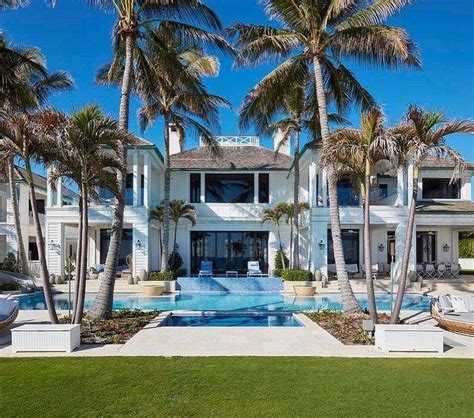 Mansion With Palm Trees And Swimming Pool In 2020 Luxury Homes