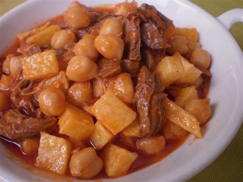 La ropa vieja es un plato tradicional de la gastronomía española cuyos ingredientes, según se cuenta popularmente, suelen ser los sobrantes del puchero o del cocido. ROPA VIEJA | Mi Cocina