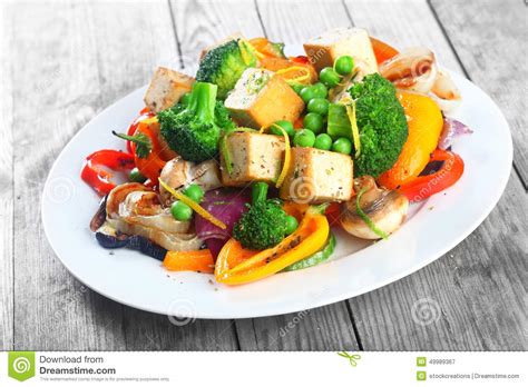 Provate questa con tofu, melanzane e fagiolini. Insalata Del Tofu Con Le Verdure Dell'arrosto Immagine ...