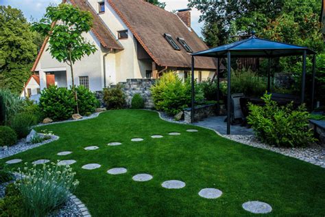 Wenn der besucher nicht auf den ersten blick den ganzen garten überblickt, sondern er dezentrale „gartenzimmer, verschiedene ecken oder parzellen erst erkunden muss, bietet sich ihm eine spannende entdeckungsreise. Kleine Gärten gestalten: 10 Tipps und Tricks