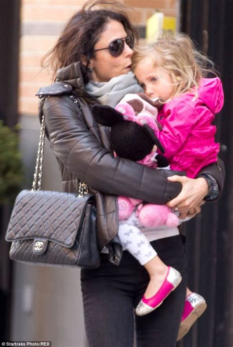 Bethenny Frankel Squeezes Into 4 Year Old Daughters Pyjamas Daily Mail Online