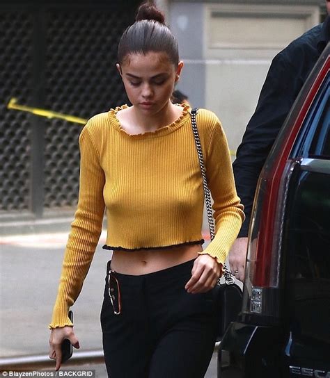 Braless Selena Gomez Flashes Her Toned Tum In A Crop Top During Break From Woody Allen Movie