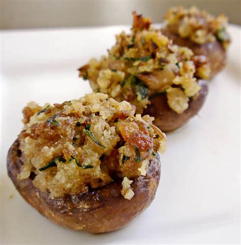Baby bella mushrooms are stuffed with garlicy, herby breadcrumbs and plenty of cheese. Sausage Stuffed Mushrooms - Handle the Heat