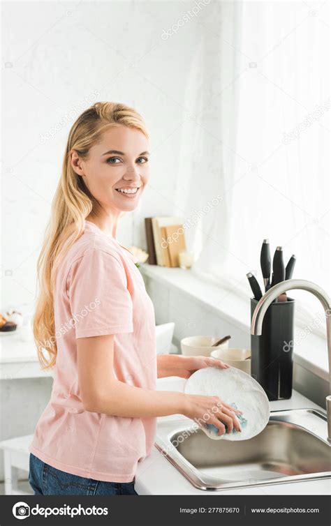 Beautiful Happy Woman Washing Dishes Kitchen Morning — Stock Photo