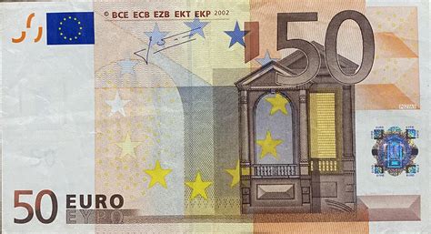 Bei den scheinen mit dreistelligem nennwert prangt die ziffer oben rechts in großen zahlen, bei den übrigen scheinen ist der wert mittig links abzulesen. Billet de 50 euros 2002, Trichet, Série X - Les euros ...