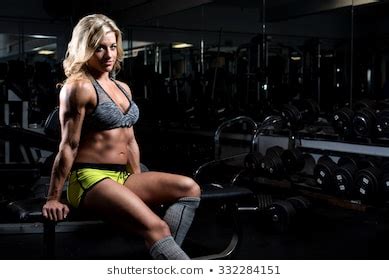 Strong Fitness Woman Bodybuilder Pumps Muscles Stok Foto Raf