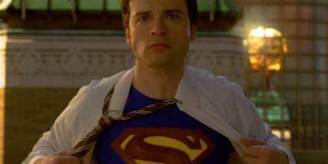 Before there was an arrowverse or even the vast number of other comic book shows that exist today, smallville was the show to watch after it premiered in 2001. Tom Welling Stopped Clark Kent From Suiting Up on Smallville