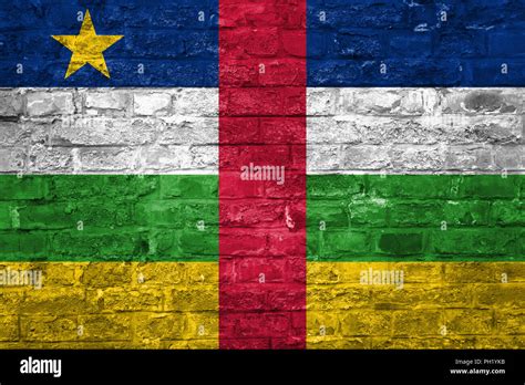 la bandera de república centroafricana sobre una vieja pared de ladrillo superficie de fondo