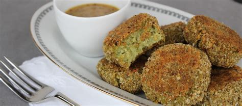 Nel frattempo, cuocete al vapore per una ventina di minuti le cimette dei broccoli e il loro gambo, pulito e spezzettato. Polpette di Broccoli e Patate in salsa di senape piatto ...