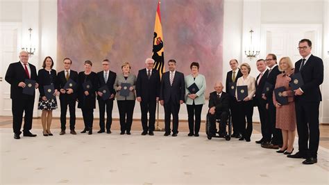 Sein vorgänger war minister im „auswärtige amt. Government continues as acting government