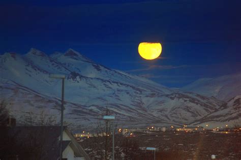 Iceland News And Morevideo And Photos Full Moon Rising