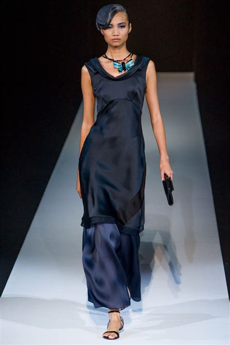 Visualizza altre idee su vestito blu, abiti, vestiti. Giorgio Armani | Abiti, Modelli di vestiti delle donne ...