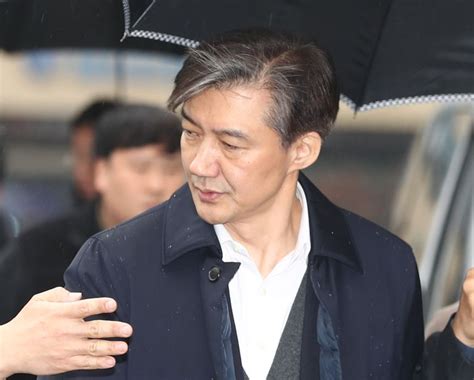 조국 법무부 장관의 사퇴에 대해 문 대통령은 유감부터 표시했습니다. 법원 출석한 조국 전 장관, '피의자 대우'에 심기 불편 기사 관련 ...