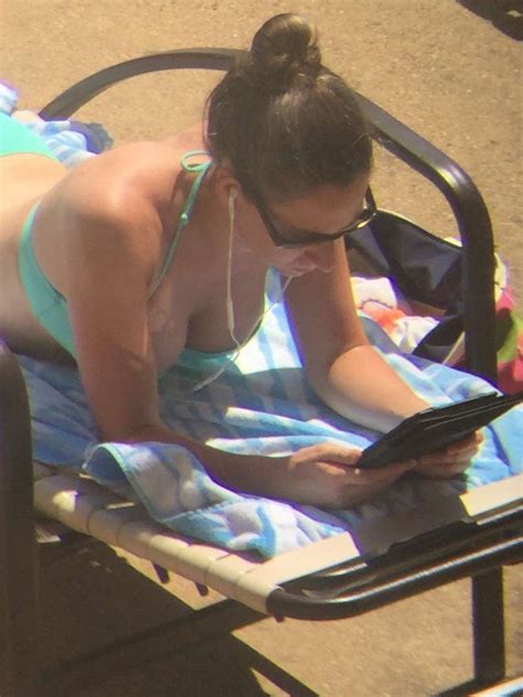 Un Voyeur En Vacances Photographie Une Coquine Gros Seins En Bikini