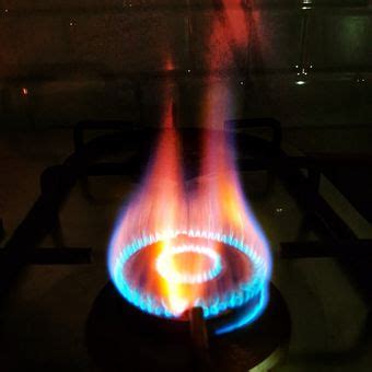 Apa yang menyebabkan api kompor gas menjadi besar dan merah?