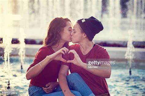 Young Lesbians Kissing Photos Et Images De Collection Getty Images