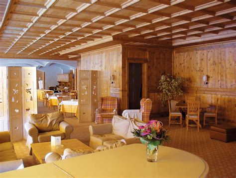 Gli interni di una casa di montagna devono avere colori caldi dominanti, per far si che l'ambiente possa essere accogliente e rilassante. Arredamento case di montagna - mobili legno - arredo ...