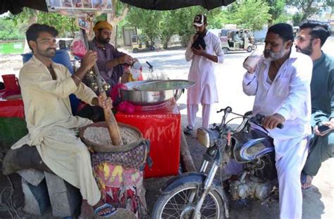 حیدر آباد شہری گرمی کے شدت کم کرنے کے لیے سڑک کنارے لگے سٹال سے مشروب