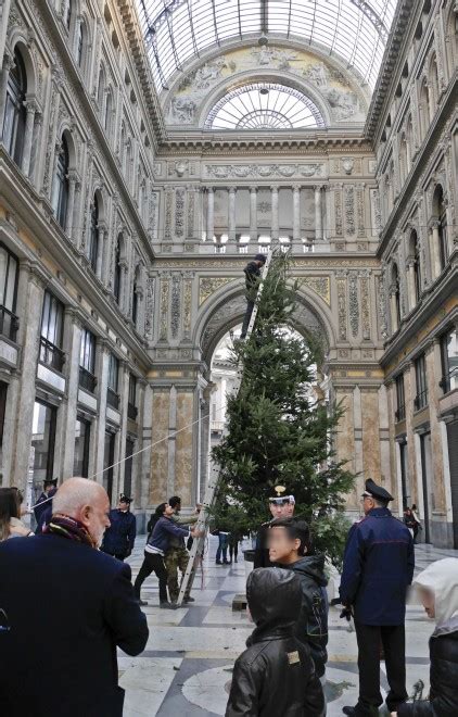 Napoli Rubato A Tempo Di Record Lalbero Di Natale Della Galleria