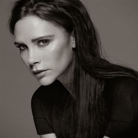 Proceeds of shirts designed by victoria beckham, which include a lyric from wannabe, will be donated in support of a charity organization that helps lgbtq youth. Victoria Beckham pronta per il beauty - Beauty Pambianconews