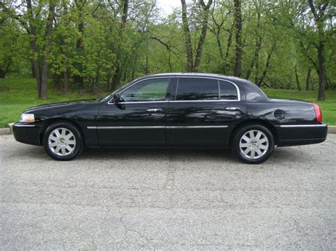 Save $4,035 on a 2004 lincoln town car near you. 2004 Lincoln Town Car L-series sedan