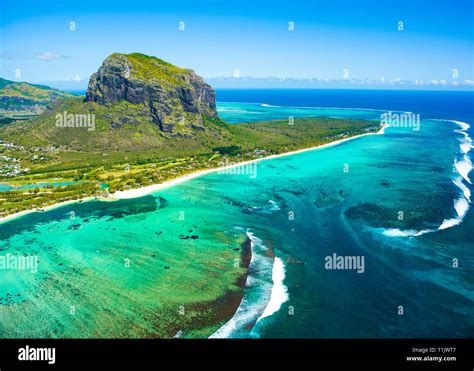 Vista Aérea De La Isla Mauricio Panorama Y Famosa Montaña De Le Morne