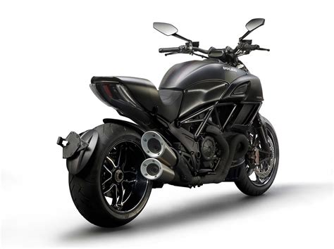 Viele extras, alle mit abe: 2016 Ducati Diavel Carbon - Bold New Carbon - Asphalt & Rubber