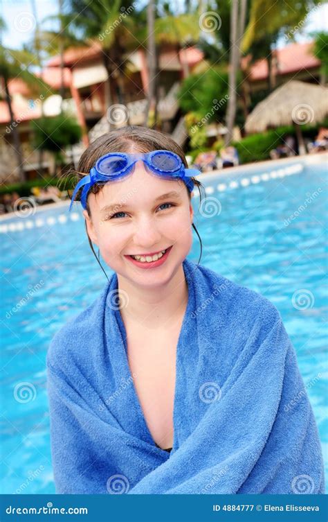 Adolescente La Piscine Photographie Stock Libre De Droits Image