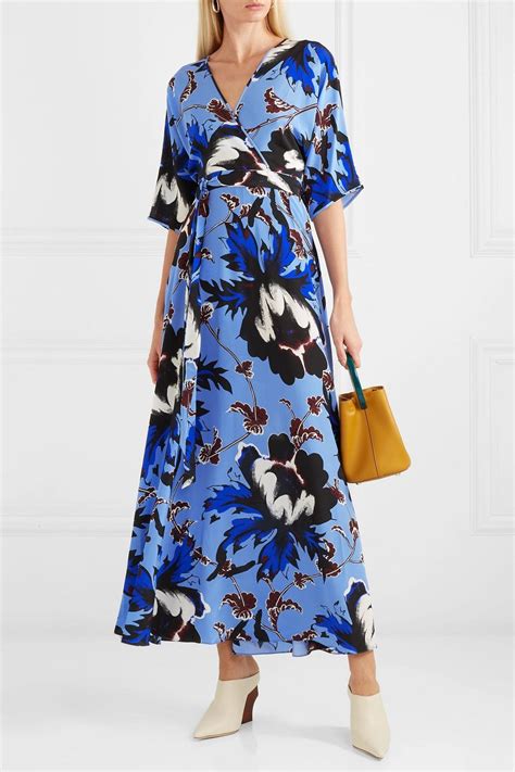 Best known for her famously flattering dvf wrap dress, the inimitable von furstenberg is one of modern fashion's most enduring and charming figures. Diane von Furstenberg | Robe longue portefeuille en crêpe ...