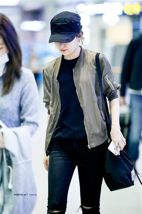 k pop idol with fabulous airport fashion red velvet seulgi kpopmap