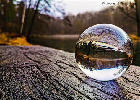 Ein lensball ist nichts anderes als eine glaskugel, die in der fotografie künstlerisch wie eine linse eingesetzt werden soll. Glaskugeln / Lensball - photografie