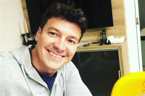 Ao longo de um ano, rodrigo faro se submeteu ao um tratamento de implante capilar para dar volume as madeixas, segundo informações do colunista flávio ricco. Aos 42 anos, Rodrigo Faro faz implante de cabelo