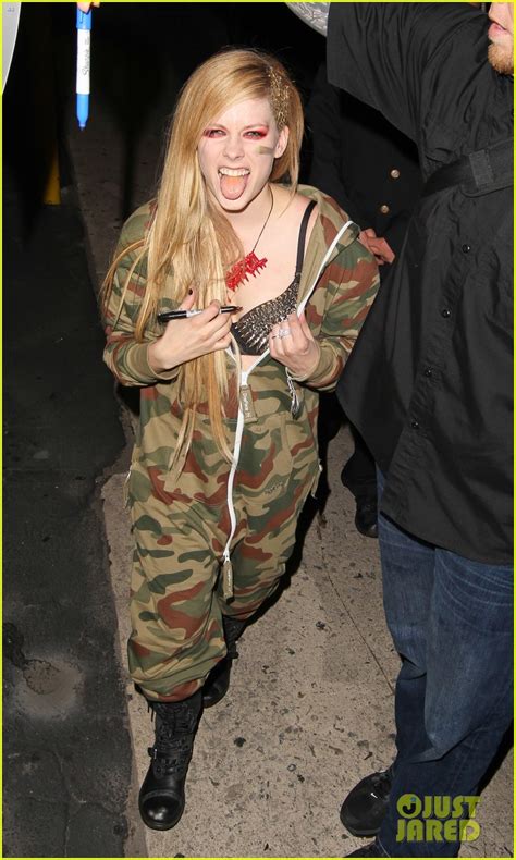 Avril Lavigne Flaunts Metal Spikes On Bra For Jimmy Kimmel Photo