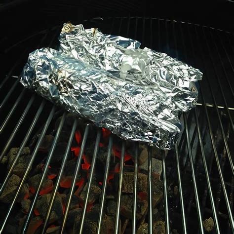Gegrilde maiskolf met boter op de barbecue Smulweb recept