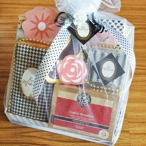 Oke, video tutorial pertama di tahun ini saya awali dengan tutorial membuat hantaran pakaian dalam lingerie. Cara Membuat Kreasi Hantaran Dari Pakaian Dalam ...