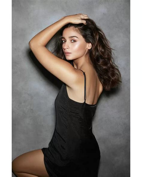 Alia Bhatt Is Teasing Fans With Her New Stunning Pictures Buziness Bytes
