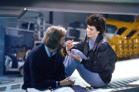 Aliens James Cameron Comenta Como Enganou Sigourney Weaver Para Que Ela Participasse Do Filme