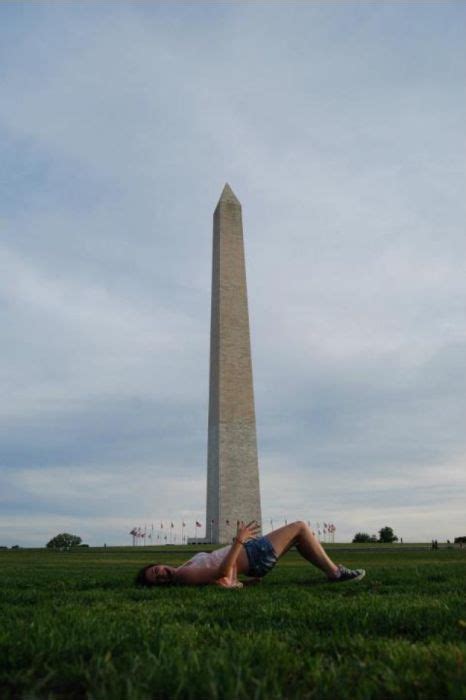 Tourists Love The Washington Monument Pics