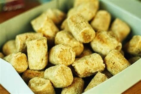 Tarian merupakan gerakan tubuh yang dilakukan pada waktu dan tempat tertentu sebagai bentuk pergaulan, ungkapan perasaan, maksud dan pikiran secara berirama. Macam-macam Makanan Khas Daerah di Indonesia Dan Asalnya Makanan Khas Daerah di Indonesia