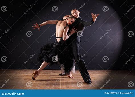 Tancerze W Sala Balowej Na Czerni Obraz Stock Obraz Złożonej Z Sport