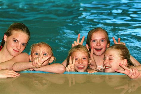 5 niñas en la piscina contentas