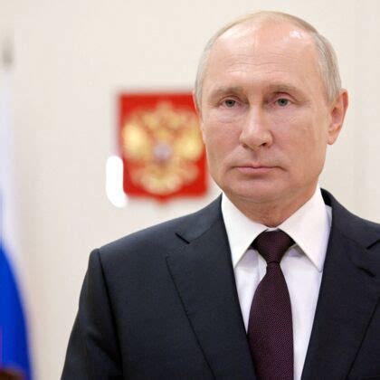 Il dit avoir exigé que les forces gouvernementales occidentales arrêtent la pulvérisation de chemtrails en syrie. Vladimir Poutine et sa jeune compagne Alina Kabaeva : les ...