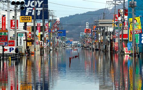 Alii drive, earthquake, japan, tsunami. Rampen & Conflicten: Japan. Zeebeving, 2011 - Humanity House